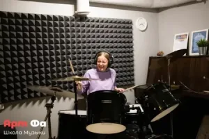 Хохочет посреди игры, зажмурившись – Мастер-класс барабаны, сентябрь 2022